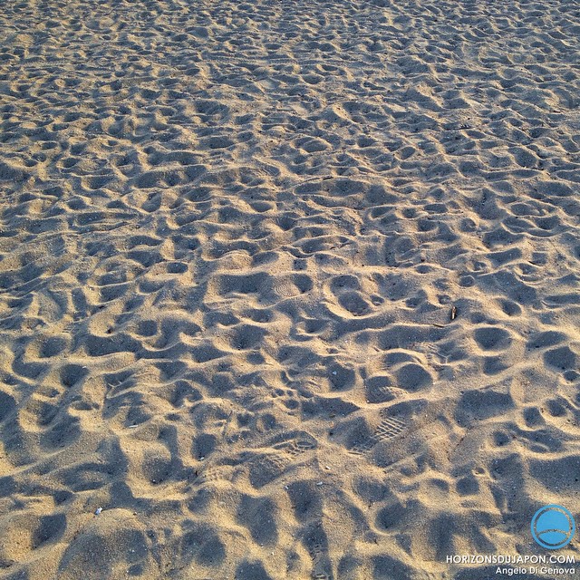 J’attends octobre les pieds dans le sable