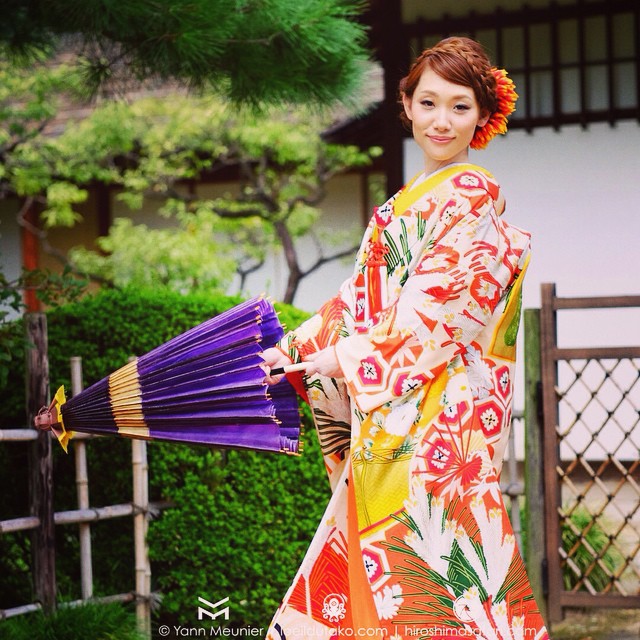 Nana prends la pose dans son kimono de mariée.