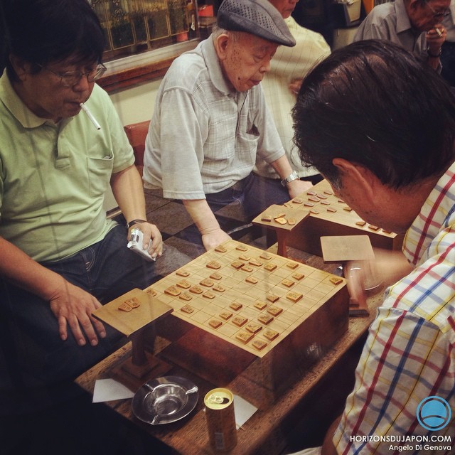 Joueurs de Shogi dans les vieux quartiers d’Osaka