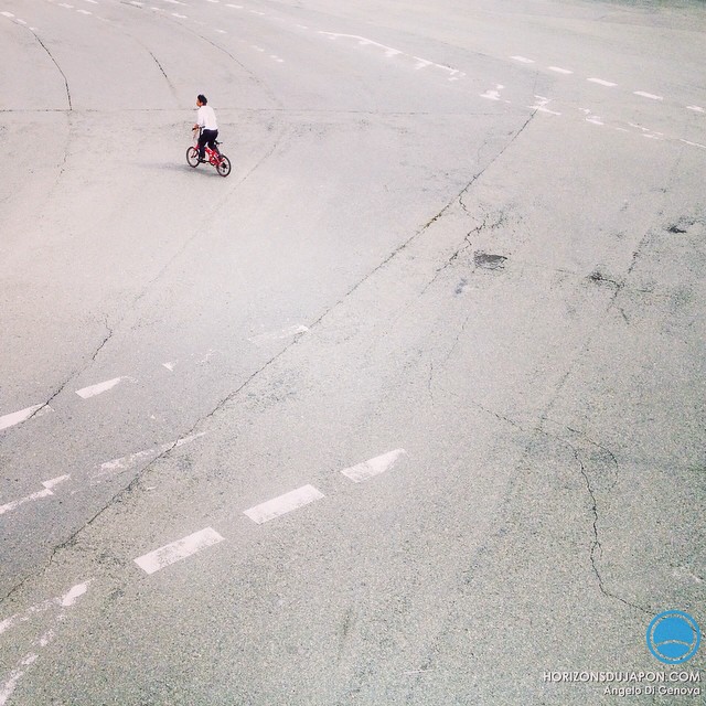 Le vélo rouge baigné de gris