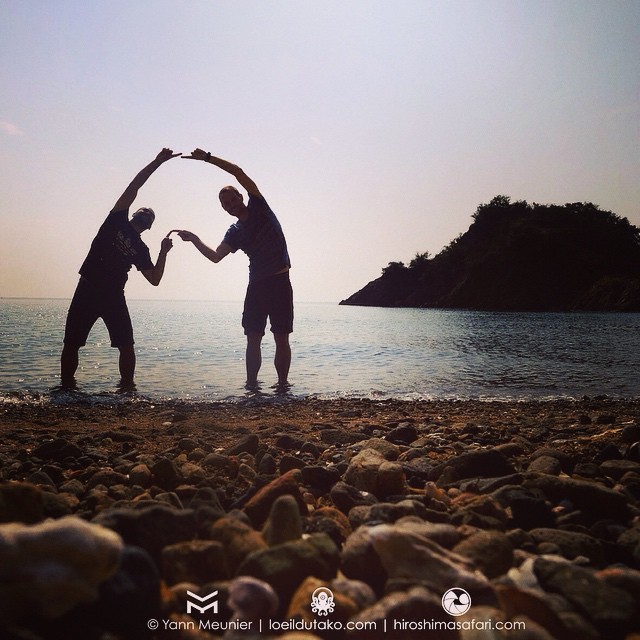 Les safaristes du jour fusionnent sur la plage de Sensui.