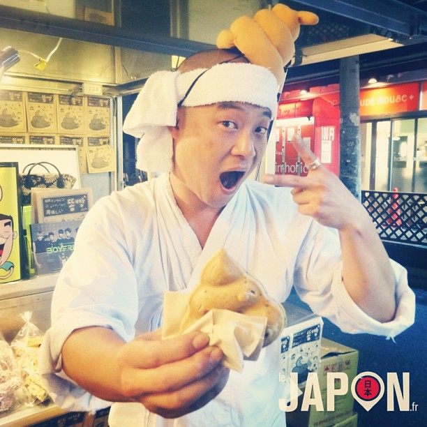 Un vendeur de caca qui se mange ! Oui oui, vous avez bien lu :) #tokyosafari #cooljapan