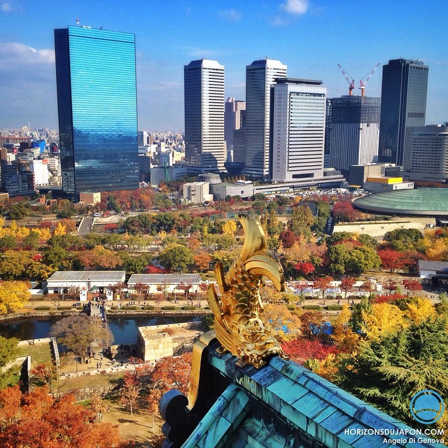 Sachihoko doré du château d’Osaka devant le Business Park