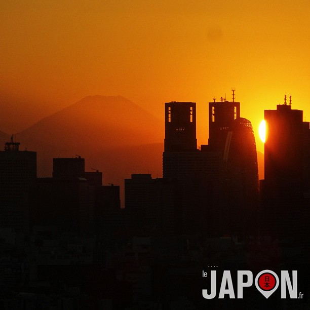 Superbe couché de soleil hier soir sur Shinjuku avec le Fuji San en fond !