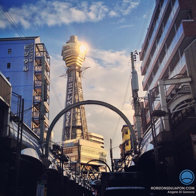 La brillante tour Tsutenkaku au sud d’Osaka