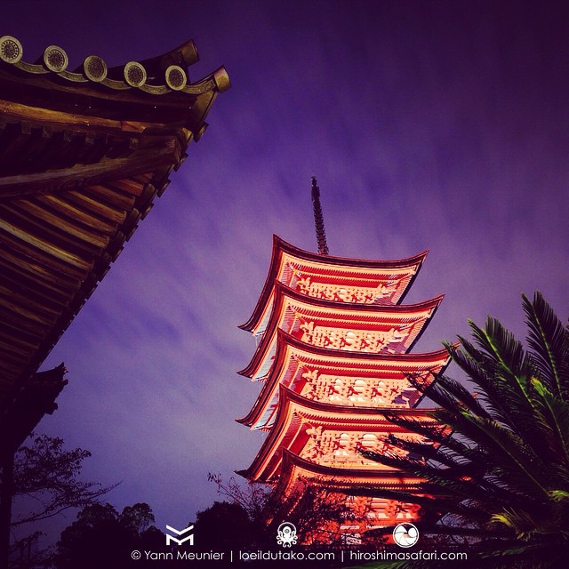 La pagode à 5 étages de Miyajima de nuit.