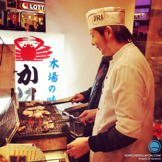 Crabe grillé au barbecue à grignoter dans la rue à Dotonbori