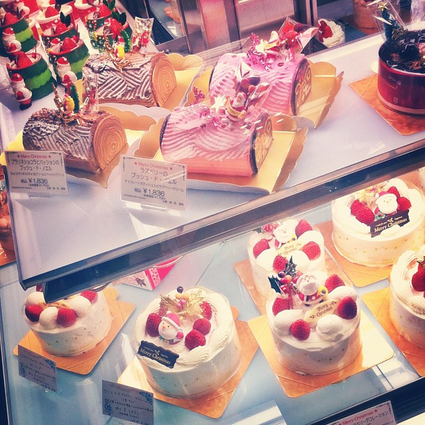 Joyeux Noël Japonais ! Comme aujourd’hui c’est férié au Japon et pas le 25, on fête donc Noël ce soir ! Du gâteau de Noël, en veux-tu ? En voilà !