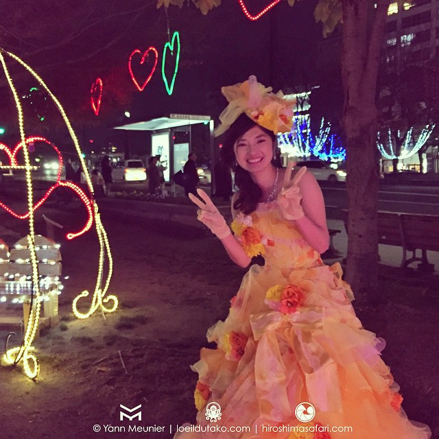 Sayaka-san, une ravissante jeune mariée sur l’avenue de la Paix à Hiroshima.