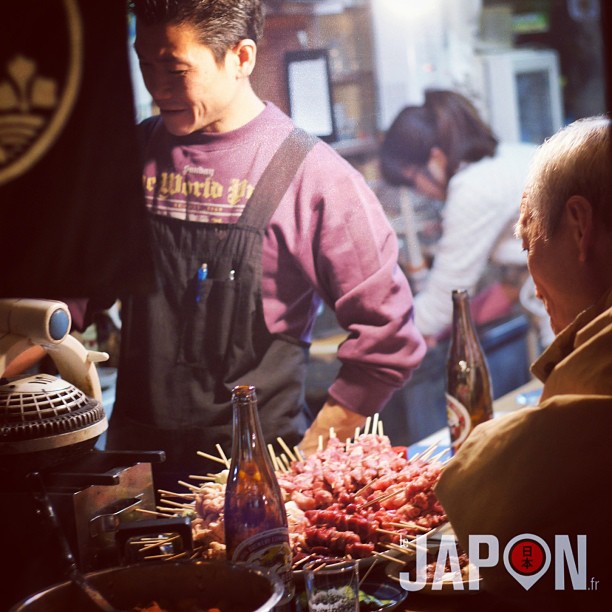 Rien de mieux que les Yakitori d’Omoïde Yokocho pour se réchauffer ! #tokyosafari