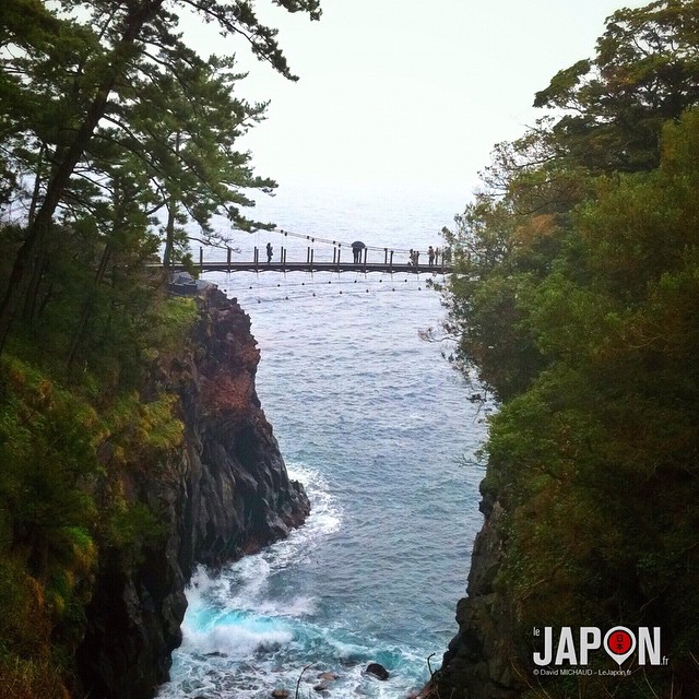 Jogasaki Kaigan (côte) et son célèbre pont suspendu Kadowaki à 28m au dessus de l’eau.