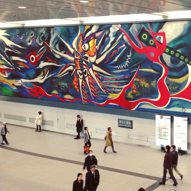 “Myth of Tomorrow” (Asu no Shinwa) œuvre de Taro Okamoto dans la station de Shibuya. Hommage aux victimes de la bombe nucléaire à Hiroshima.