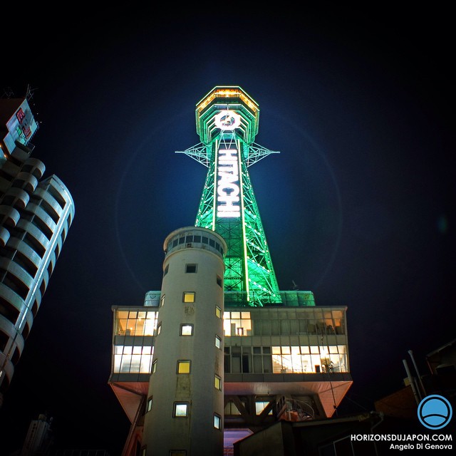 Auréole de lumière sur la tour Tsutenkaku de Shin-Sekai