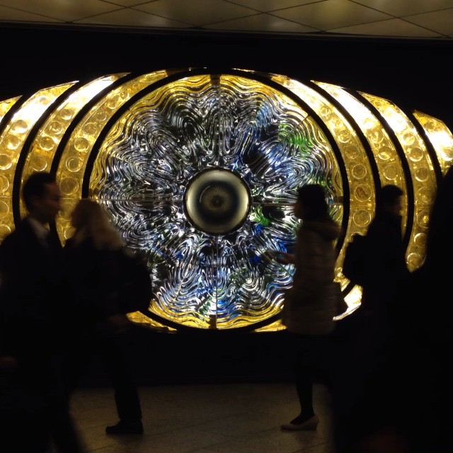 L’Oeil de Shinjuku de Yoshiko Miyashita, réalisé en 1969 dans les couloirs de la gare de Shinjuku. Il était éteint depuis le tsunami de 2011…