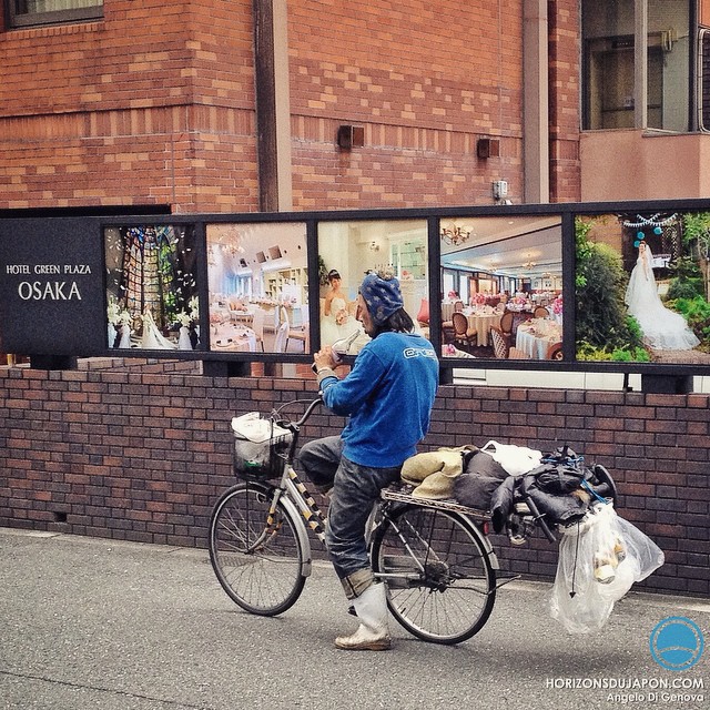 Le Japon à 2 vitesses : un clochard qui boit sa vinasse devant des pubs pour mariages pseudo-chrétiens