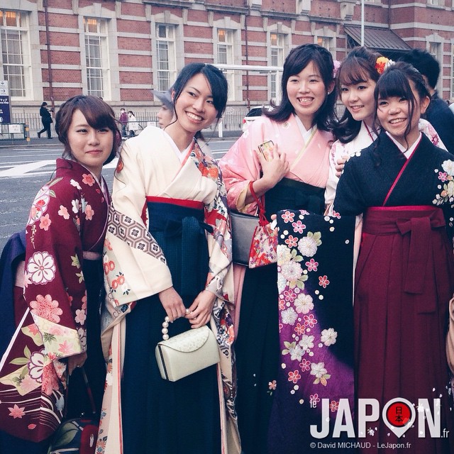Jolies diplômées japonaises en tenue traditionnelle un peu partout dans Tokyo