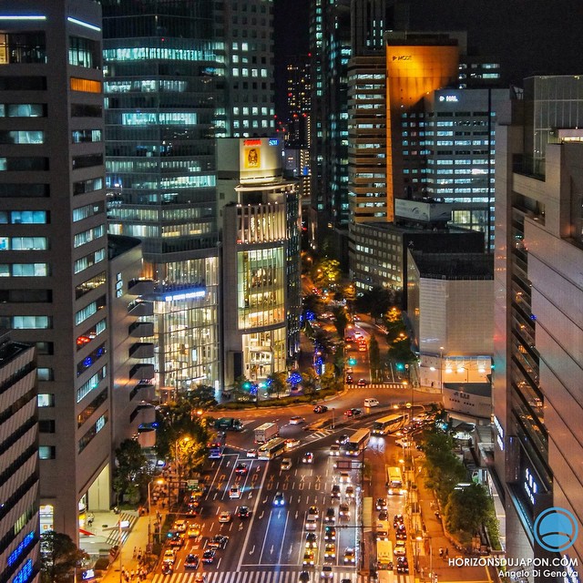 Vue sur le boulevard devant la gare d’Osaka