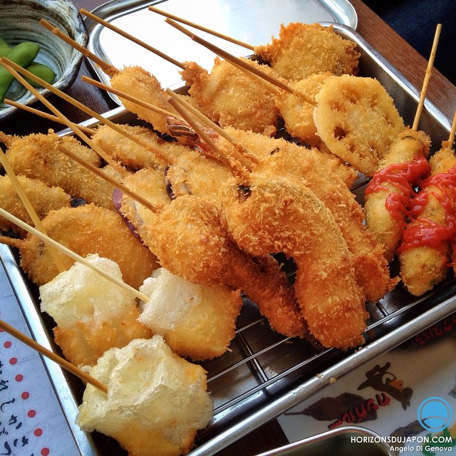 À midi pour le Osaka Safari du jour, c’était brochettes Kushi-katsu en terrasse :)