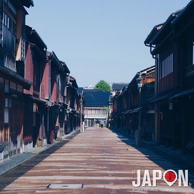 Pas évident d’avoir la célèbre rue Higashi Chaya sans personne… Bientôt ça sera vraiment redevenue un quartier de Geisha à la vitesse où les maisons sont restaurées ! #kanazawa