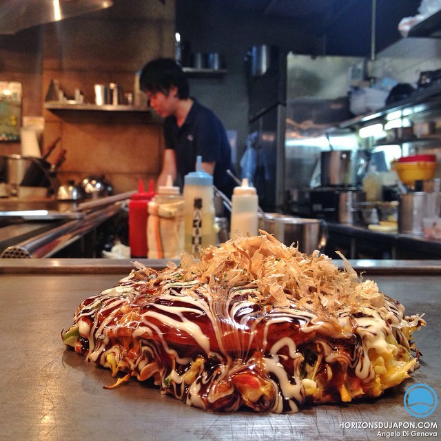 Mange un très bon okomiyaki ce soir en discutant avec le cuistot. Un jeune de Nagoya venu apprendre à faire de l’Okonomiyaki pour ouvrir son propre resto à Nagoya. Il m’explique :
– Quand je retourne à Osaka mon père me dit à chaque fois : « alors tu repars à l’étranger ? » Osaka c’est pas pareil. Au pays de l’uniformisation c’est l’exception qui confirme la règle :)