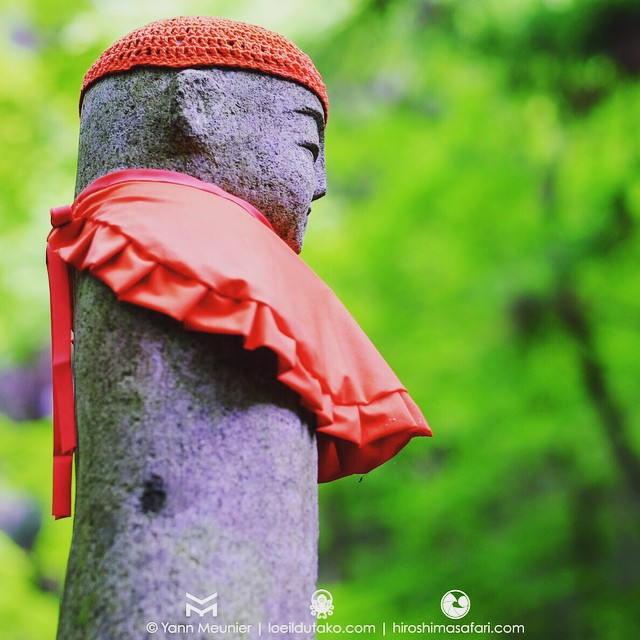 Ojizosama seul dans ses pensées au milieu de la forêt.