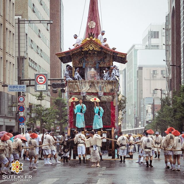 Le défilé de chars du Gion Matsuri sous le déluge.