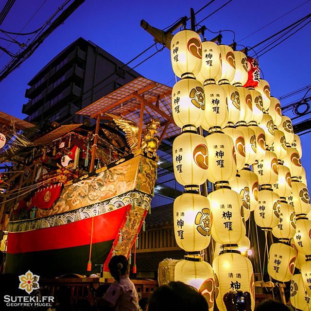 Lors des 3 nuits de Yoiyama précédant le défilé de chars du Gion Matsuri, il est possible de les admirer de très près !