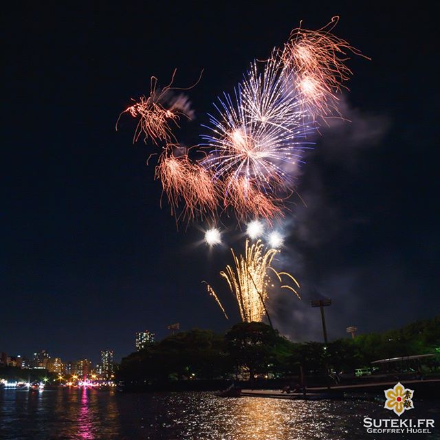 Le feu d’artifice du Tenjin Matsuri à Osaka.