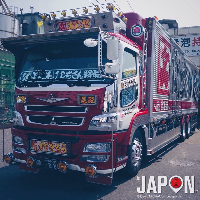 Au marché aux poissons de Tsukiji, il n’y a pas que les étals de poissons d’impressionnant ! Les camions aussi !