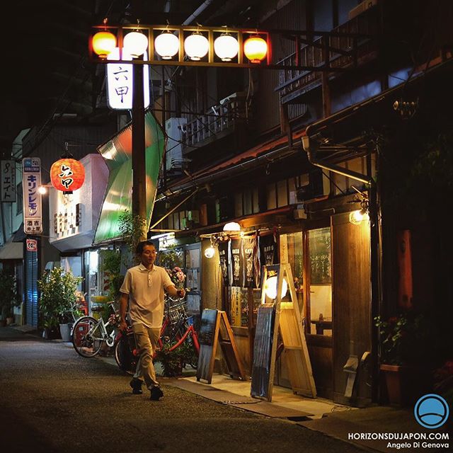 Va-et-vient nocturne à Osaka