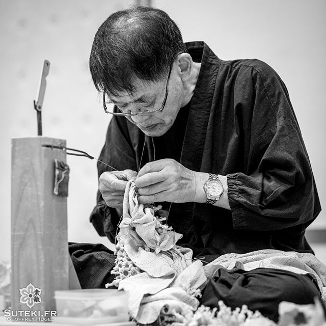 Un artisan de shibori, une technique de teinture japonaise