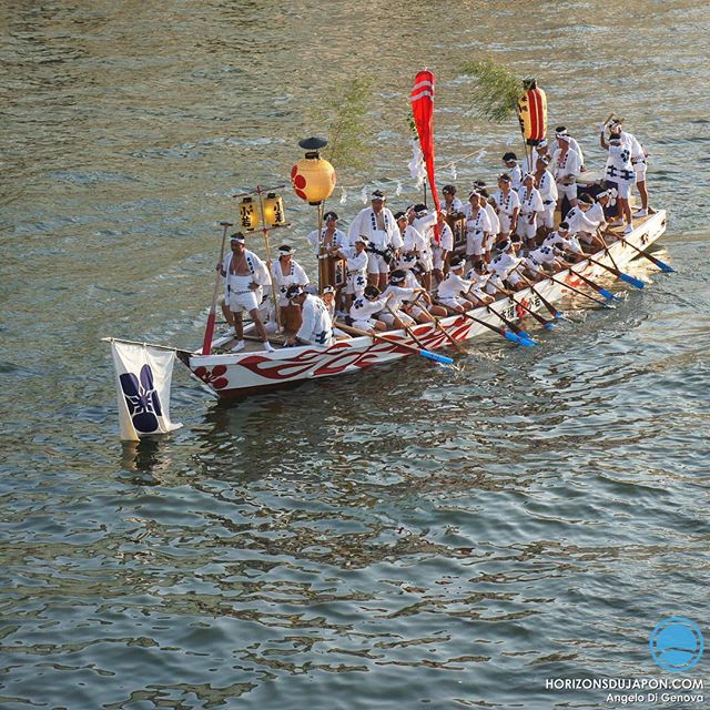 Un bateau durant le festival de la Tenjin Matsuri qui se déroule fin juillet à Osaka