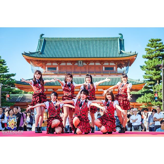 Un groupe d’idols de Kyoto à l’occasion de l’International Manga Anime Fair qui se tenait devant le Heian Jingu