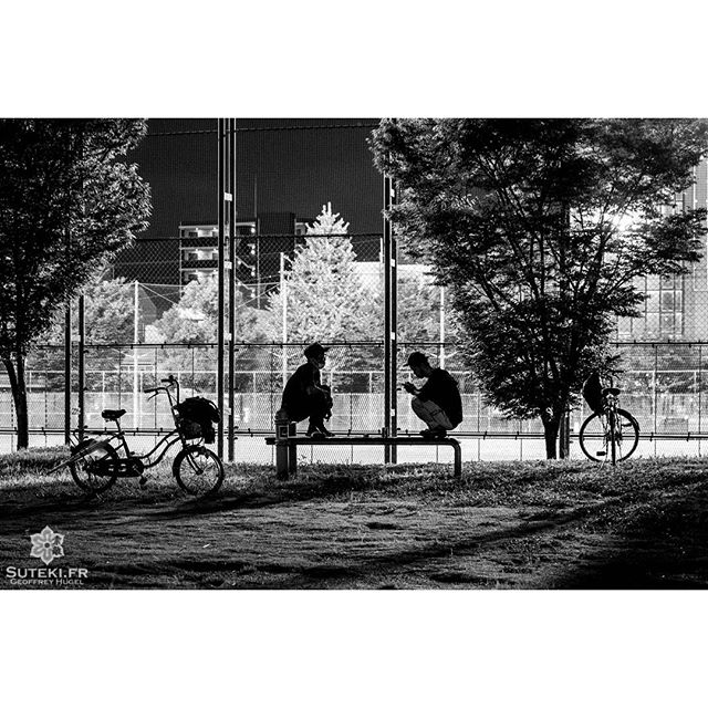 Retrouver son pote a la nuit tombee pour glandouiller au parc #japon #osaka