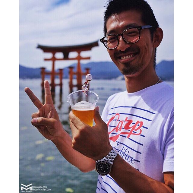 Hiro-san, fan des Carp, prends la pose avec Fuchiko Carp 😀 devant le Otorii de Miyajima.