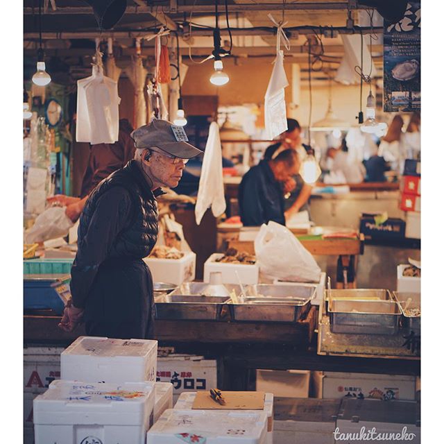J’aime les pulsions de Tsukiji, comme le cœur fort battant, comme le brouillon de l’infini, comme le premier rayon de ce soleil levant.
