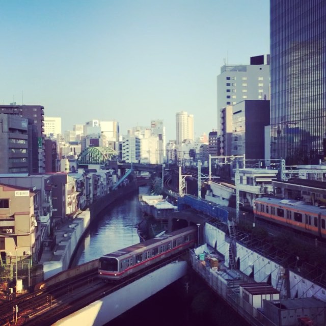 Les trains serpentant Tokyo lui donne vie, comme le sang coule dans nos veines.