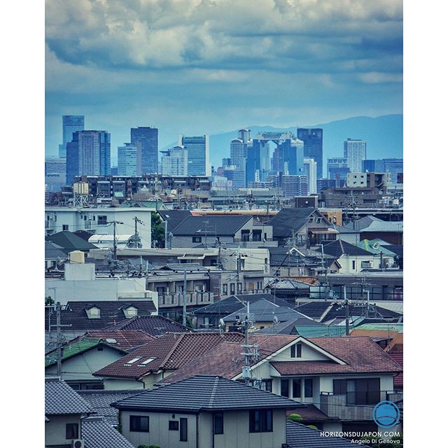 Osaka au loin au dessus des petites baraques de la banlieue