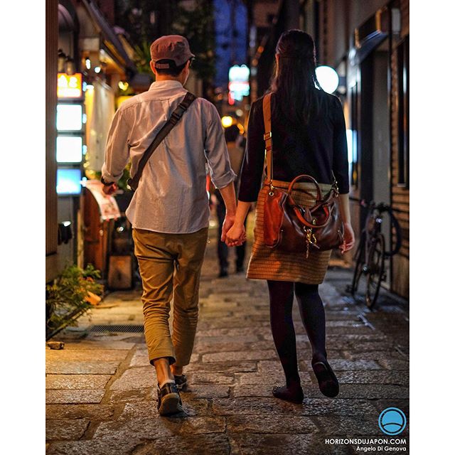 Main dans la main le long des ruelles d’Osaka