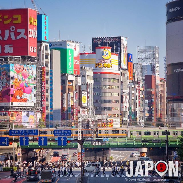 Tokyo Shinjuku sous un ciel magnifiquement bleu aujourd’hui ! :D