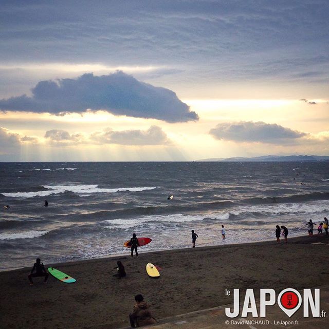 Hier le vent soufflait fort à Enoshima ! Idéal pour du surf ; )
