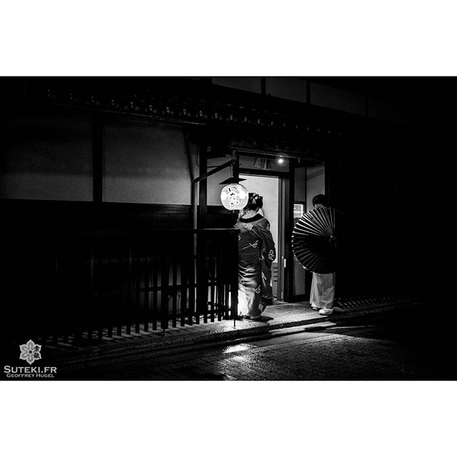 Une maiko arrivant a l’un de ses rendez-vous du soir #japon #kyoto
