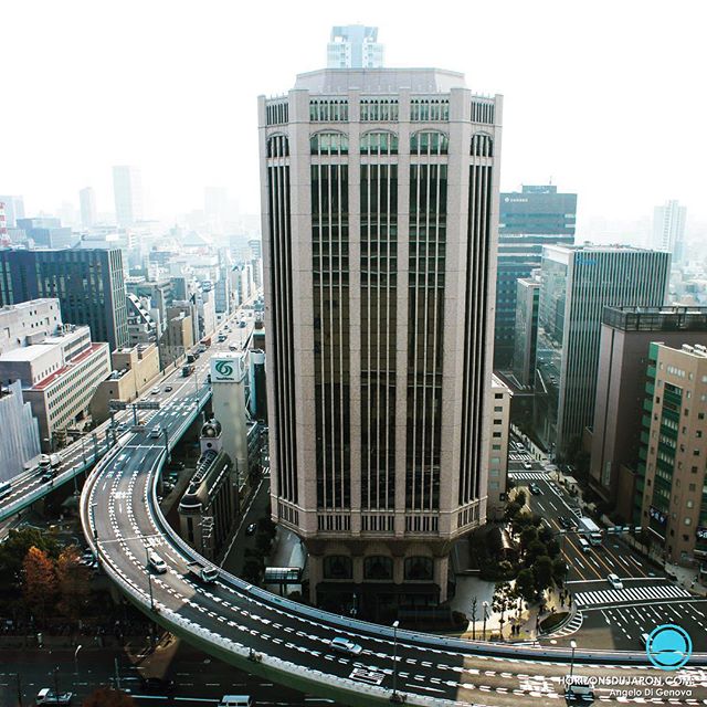 Architecture et autoroute suspendue à Osaka