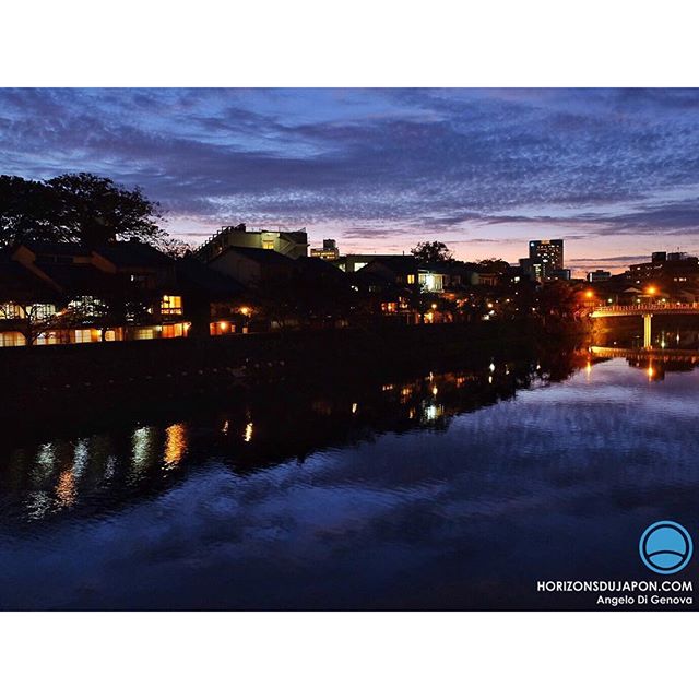 Kanazawa le soir c’est bien aussi. Y a un faux air de rivière Kamogawa à Kyoto, en plus intimiste.