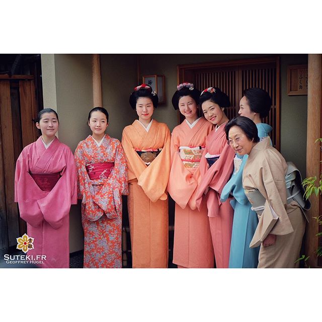 Deux futures maiko et trois futures geiko, ce sont les visages des kagai de demain #japon #kyoto