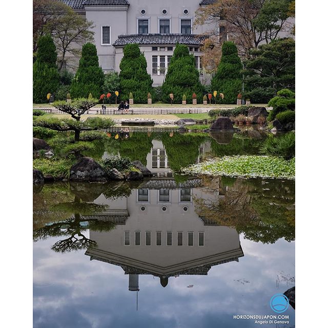 Couple sur un banc dans les jardins d’Osaka