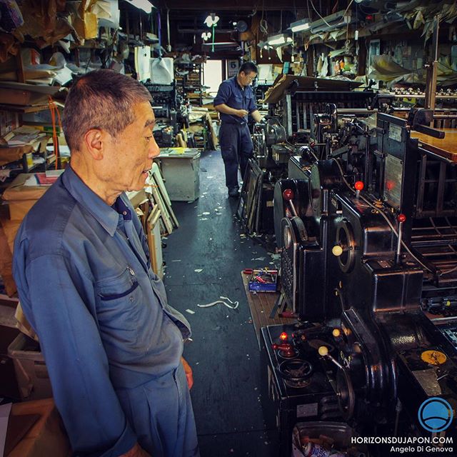 Dans un atelier avec de vieilles presses offset des années 60