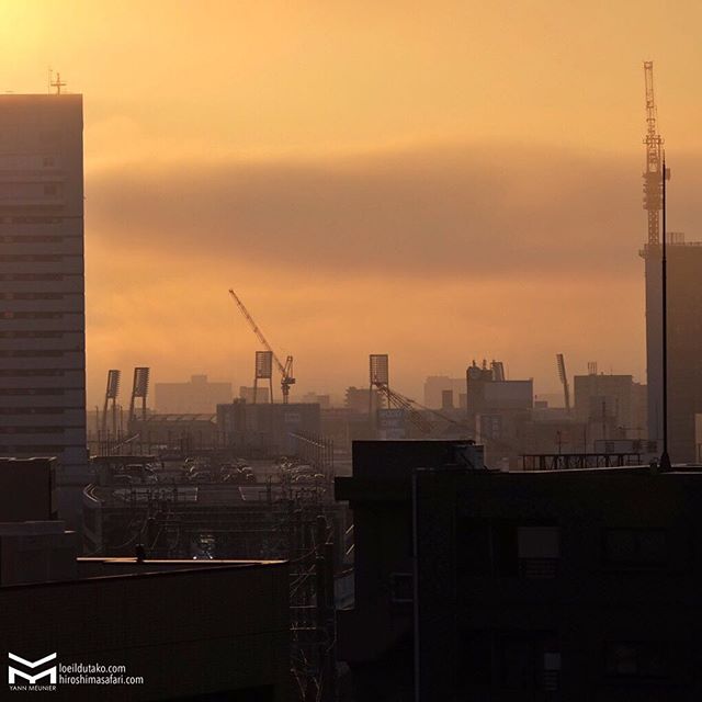 Premier lever de soleil de l’année sur Hiroshima qui ne cesse de se transformer. Bonne année 2016 🎉