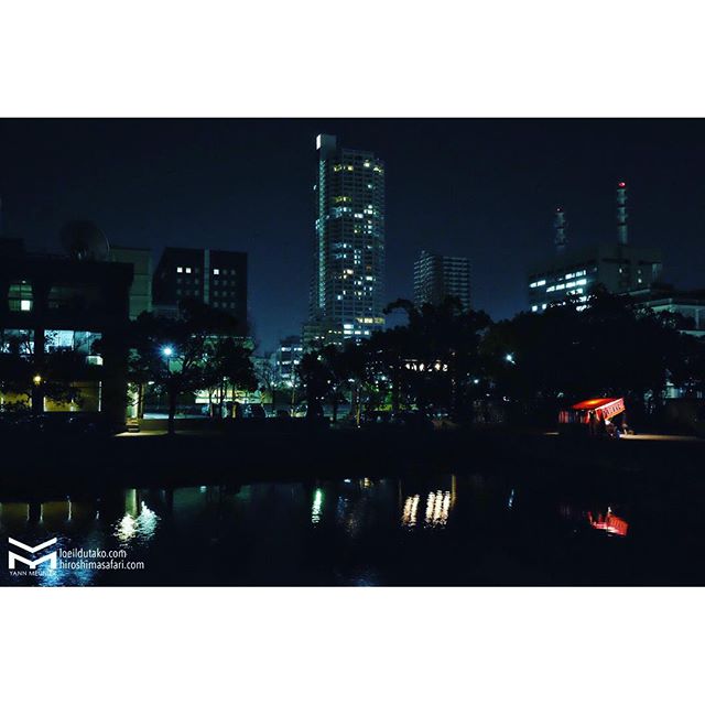 Ambiance paisible de nuit à Hiroshima.