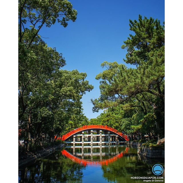 Le pont Taiko de Sumiyoshi et son reflet